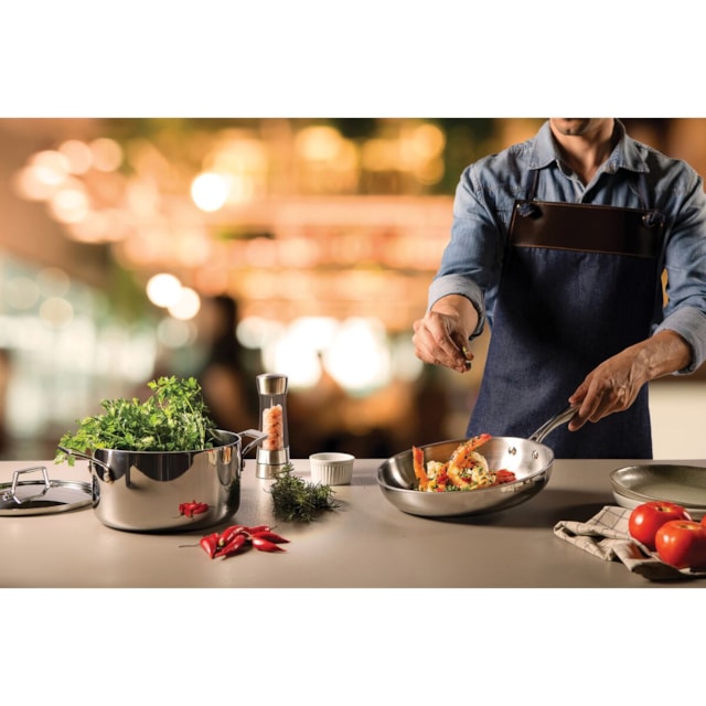 Frigideira Tramontina Grano em Aço Inox com Corpo Triplo e Cabo Frigideira Tramontina Grano em Aço Inox com Corpo Triplo e Cabo