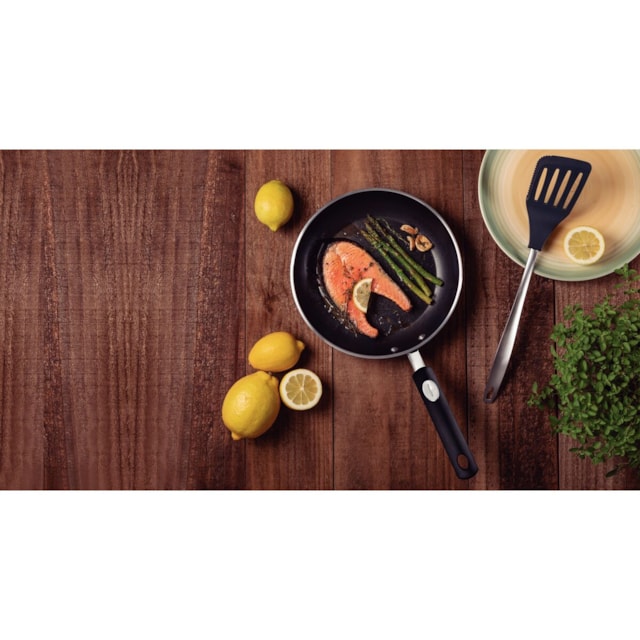 Frigideira Tramontina Profissional em Alumínio Antiaderente Starflon Premium com Acabamento Externo Lixado 24cm Frigideira Tramontina Profissional em Alumínio Antiaderente Starflon Premium com Acabamento Externo Lixado 24cm